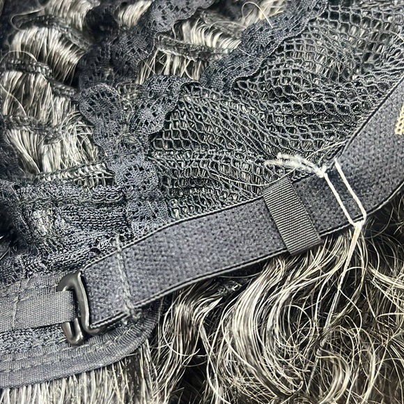 Gray pre parted lace front wig - Picture 7 of 8